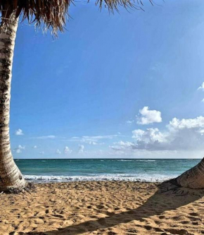 Modern 3 bedroom condo with pool &1 block to beach, San Juan